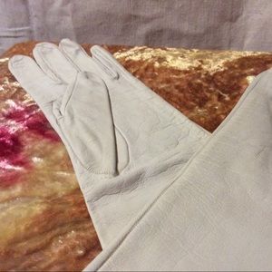 🆕 Vtg. 1960’s Silk Lined Kid Gloves